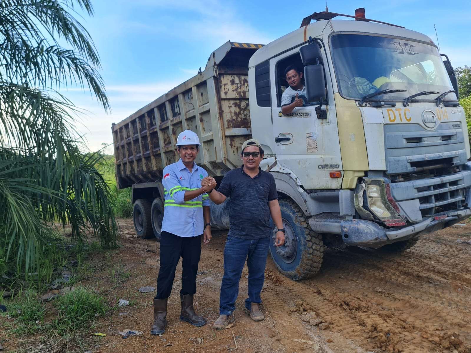PT AMNK Bantu Desa Long Loreh Buka Jalan