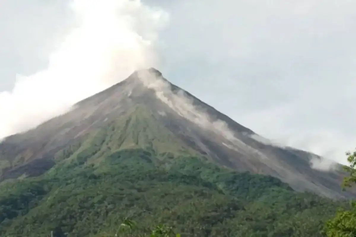 Gunung Karangetang Level II Waspada
