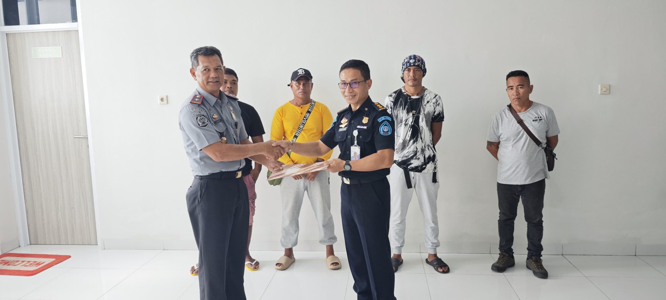 PSDKP Serahkan Empat Saksi Illegal Fishing Asal Filipina